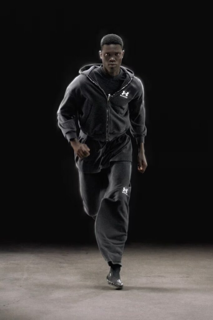 Balenciaga y Under Armour lanzan colección con estilo deportivo y sofisticado / Photo via Balenciaga