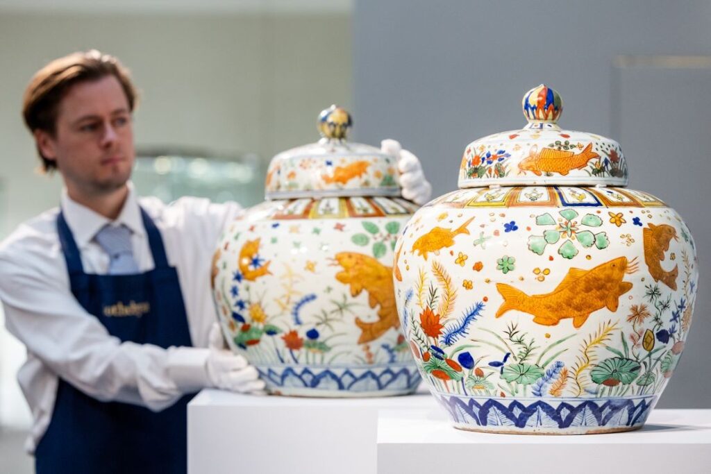 Jarrones Ming del siglo XVI se venden por 12,5 millones en subasta de Sotheby’s / Photo via Sotheby's