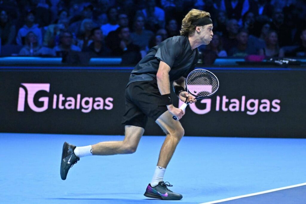 Carlos Alcaraz: a resilient comeback keeps semifinal hopes alive at ATP Finals / Photo via ATP