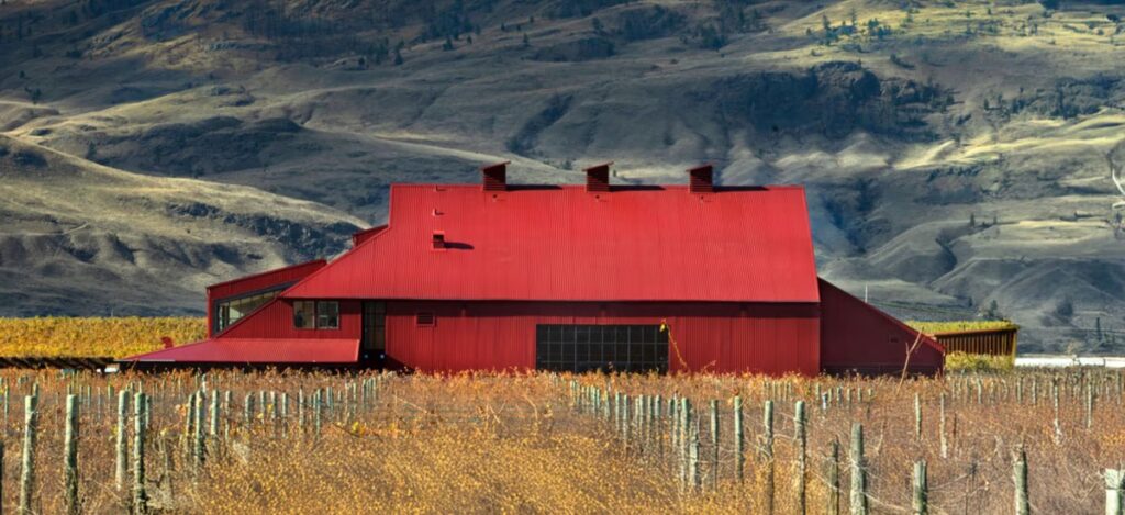 La elegancia inmersiva domina la renovada Red Barn Winery en Jagged Rock / Photo via Red Barn Winery