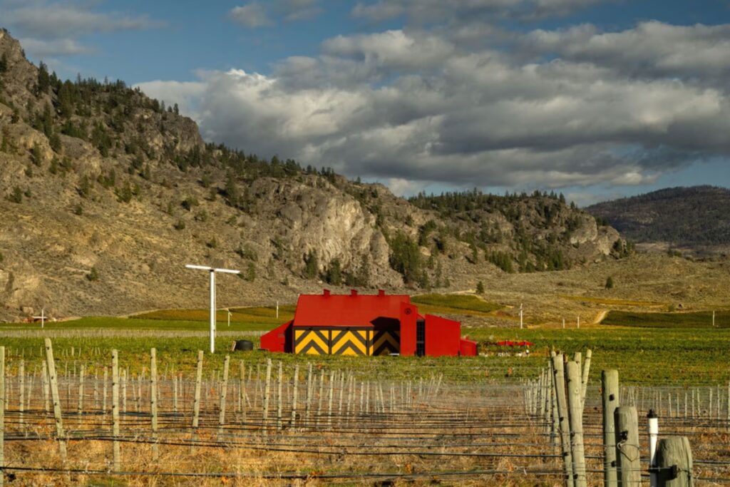 La elegancia inmersiva domina la renovada Red Barn Winery en Jagged Rock / Photo via Red Barn Winery