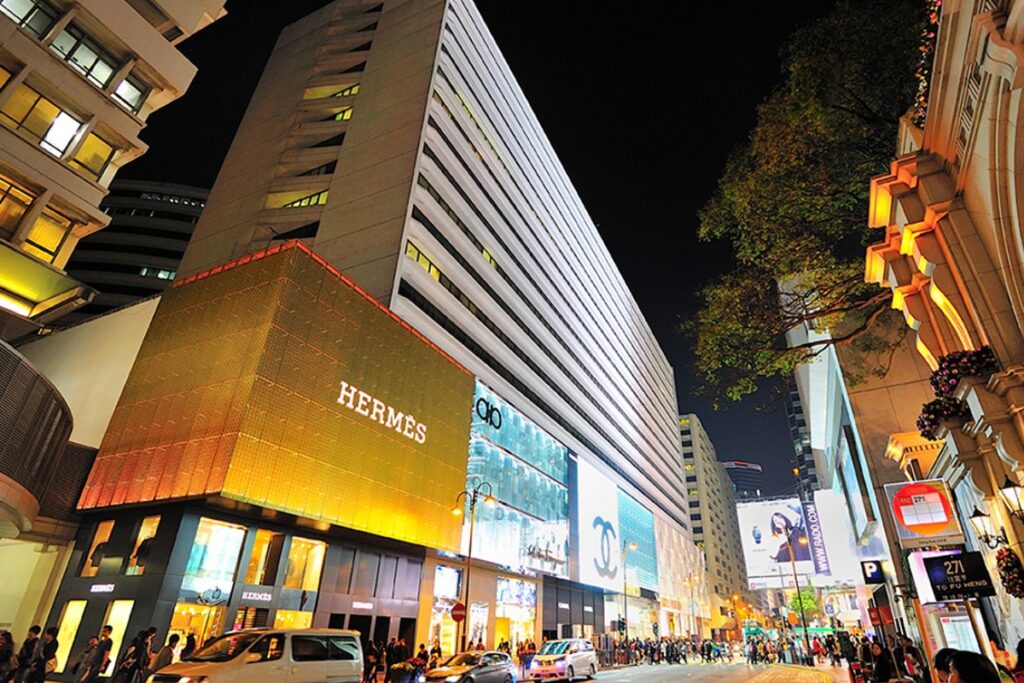 Hermès store at Canton Road, Tsmi Sha Tsui (Hong Kong, China) / Photo via eatandtravelwithus