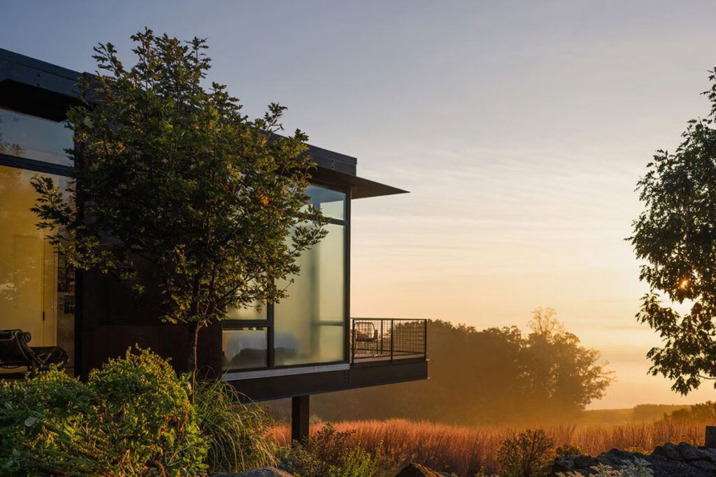 Olson Kundig’s Blue Ridge House is perched along a knoll in Virginia / Photo via Olson Kundig