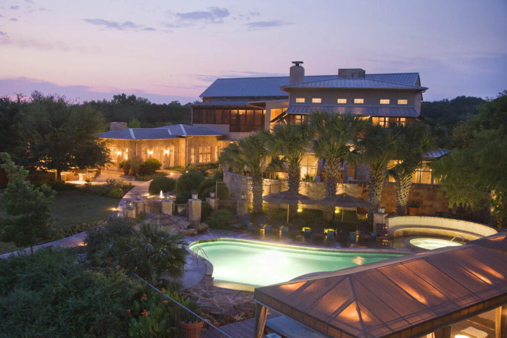 Picture the warmth and familiarity of your favorite aunt’s lake house, enhanced by an award-winning spa just steps away / Photo via Lake Austin Resort