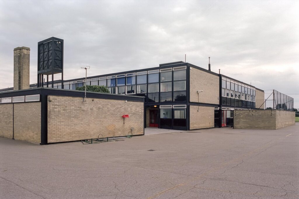 The construction of Smithdon High School marked a turning point in the formal adoption of Brutalist architecture / Photo via Divisare