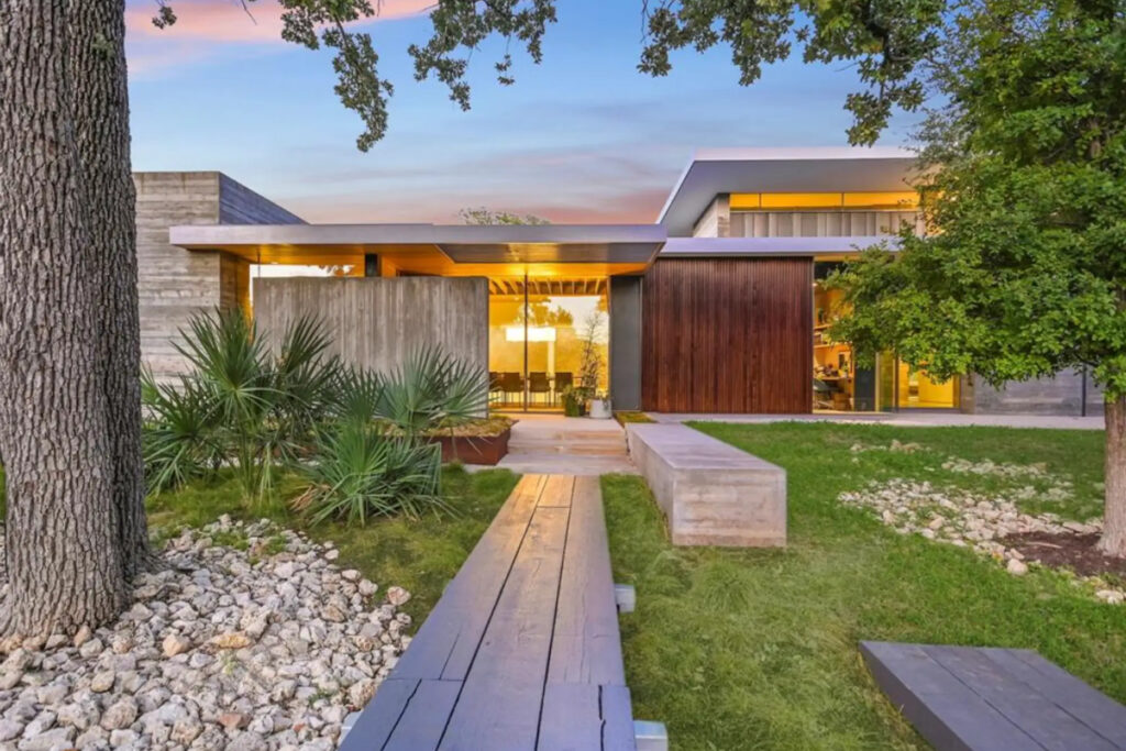 Gen X buyers are also driving a trend for larger homes that can fit multiple generations / Photo HAR.com