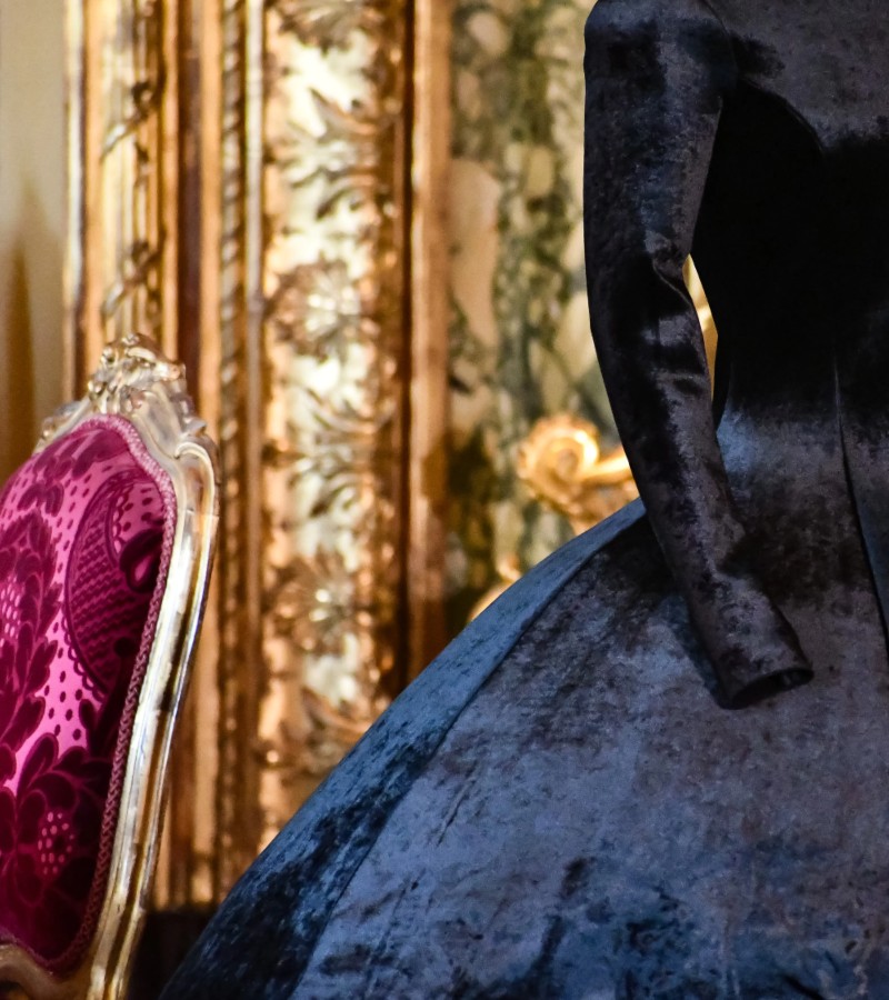 Spanning 9,000 square meters, the Louvre invites visitors on a journey through a fashion show / Photo via Louvre Museum