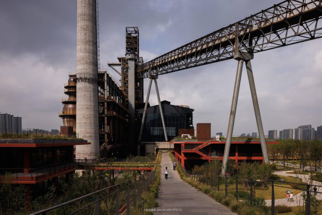 Grand Canal Hangzhou Steelworks Park / Photo via Jiakun Architects