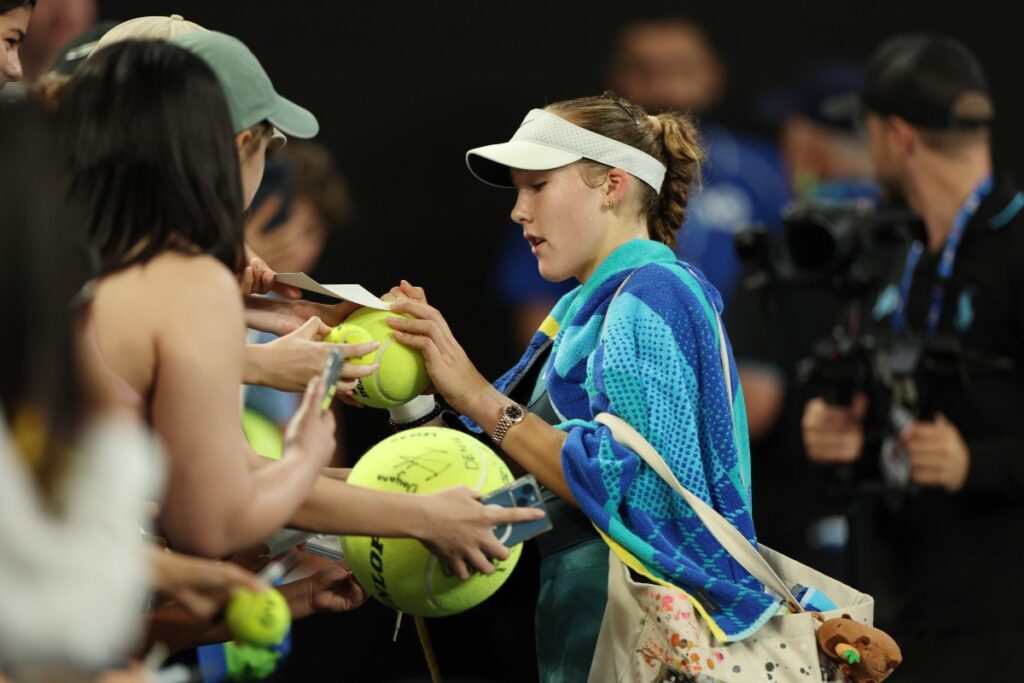 At just 17 years old, she triumphed in Dubai, defeating Denmark’s Clara Tauson in the final with a commanding 7-6(1), 6-1 victory / Photo via ATP