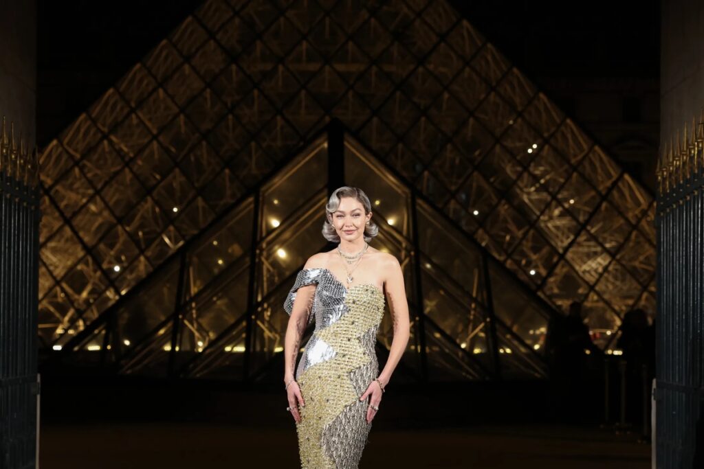 Gigi Hadid stood out with a bold silver bob hairstyle that complemented her Moschino dress by Jeremy Scott / Photo Louvre