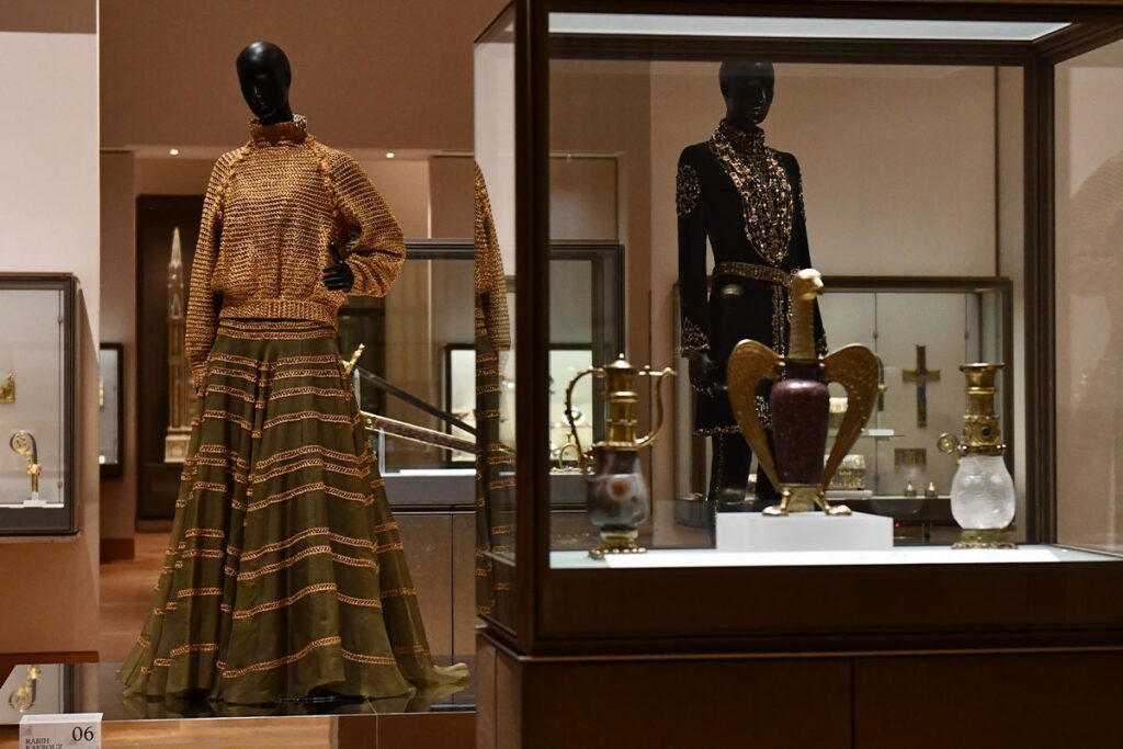 The event was inspired by the colors of the “Louvre Couture: Art Objects, Fashion Objects” exhibition / Photo Louvre