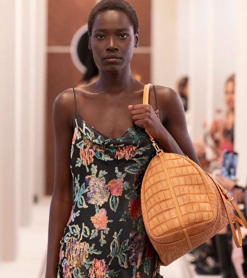 For this season, Ghesquière translates the emotions of travel into a collection that harmonizes vintage elegance with futuristic innovation / Photo Louis Vuitton