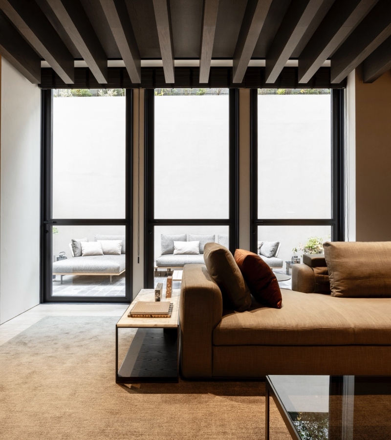 Designed by the visionary Belgian architect and creative director Vincent Van Duysen, the Palazzo Molteni Tokyo emerges as a true architectural sculpture. / Photo Molteni