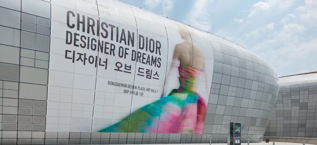 OMA has unveiled its latest exhibition design for "Christian Dior: Designer of Dreams" in Seoul, South Korea / Photo via Dior