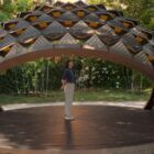 The structure’s responsive elements use small air canisters, which react when heated by solar rays. / Photo SOMBRA
