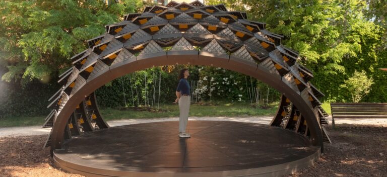 The structure’s responsive elements use small air canisters, which react when heated by solar rays. / Photo SOMBRA