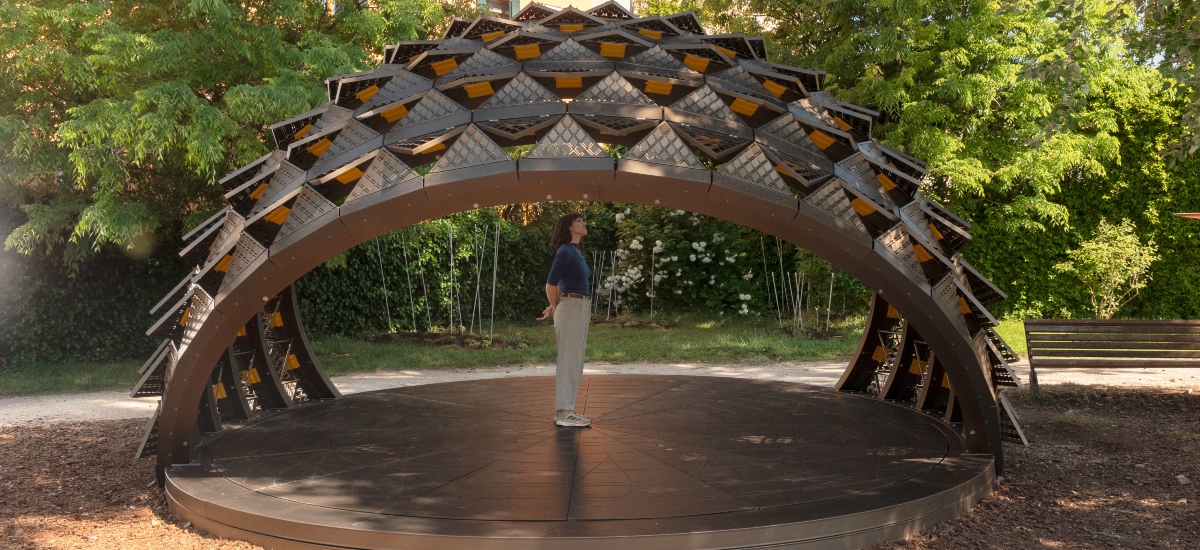 The structure’s responsive elements use small air canisters, which react when heated by solar rays. / Photo SOMBRA