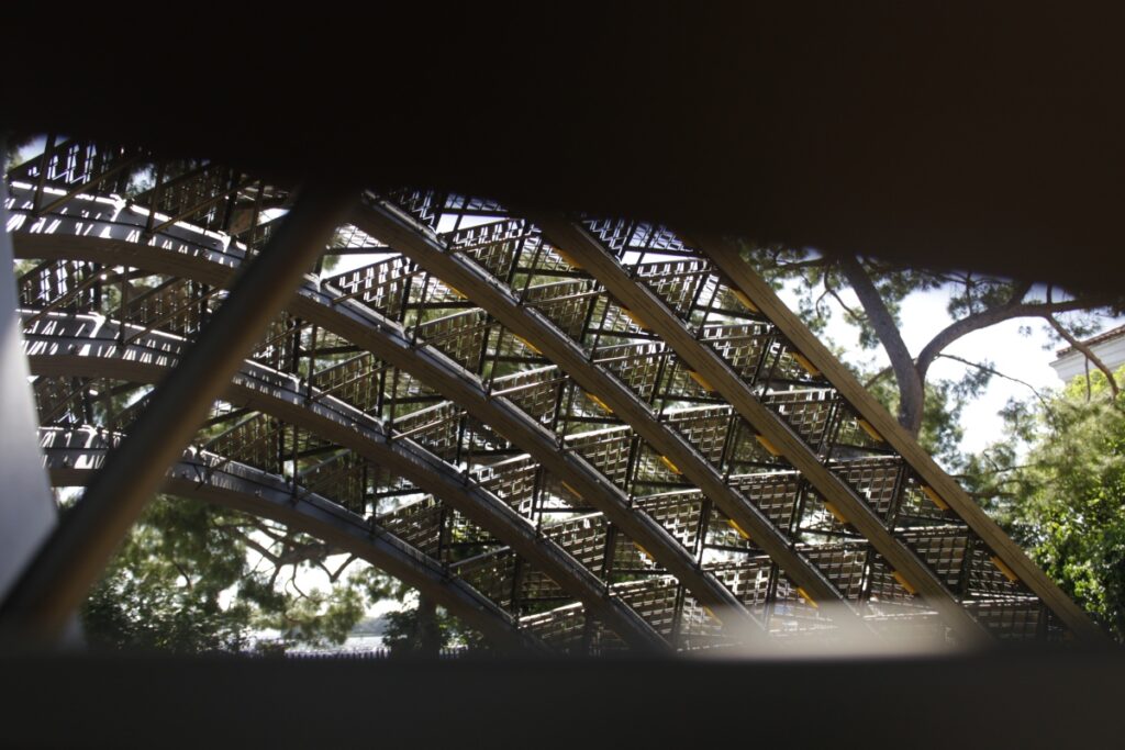 The pavilion owes its motion to purely passive physical principles. There are no circuits or wires—only sunlight and air. / Photo SOMBRA