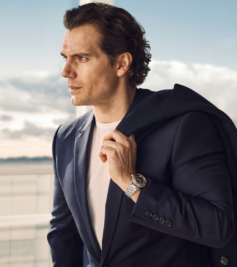 As Cavill travels through cities and airports, his Longines Spirit Zulu Time 1925 becomes a symbol of emotional continuity. / Photo Longines