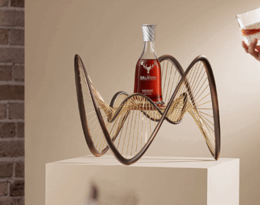 At the heart of this year’s edition is “The Rare,” a 52-year-old single malt that represents the oldest whisky released under the Luminary banner, housed within an awe-inspiring sculpture / Photo The Dalmore