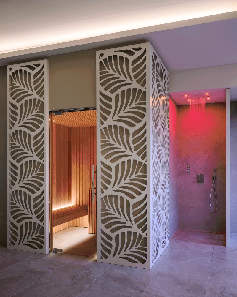 Emotional Shower brings notable health and wellness advantages. Hydromassage jets target specific body zones, encouraging improved circulation, nervous system stimulation / Photo via CN Traveler