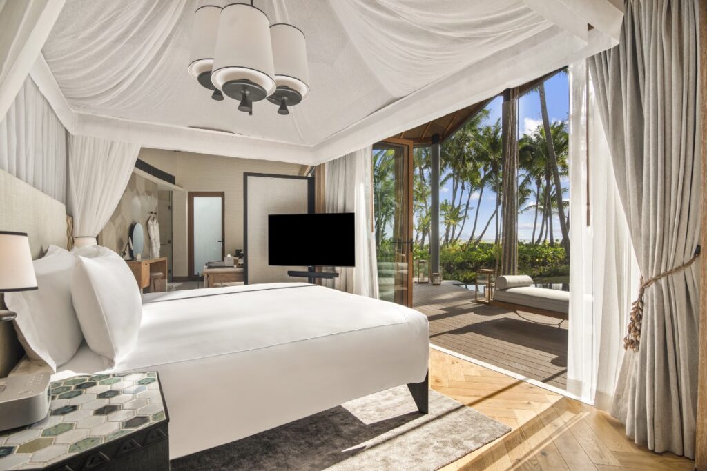With 50 beachfront villas ranging from one to five bedrooms, the resort is designed for families, couples, and solo travelers alike / Photo via Waldorf
