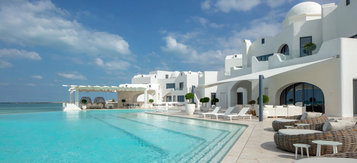 At the Anantara Santorini Abu Dhabi guests are invited to participate in meaningful experiences designed to spark rejuvenation, emotional clarity, and inner connection. / Photo Anantara
