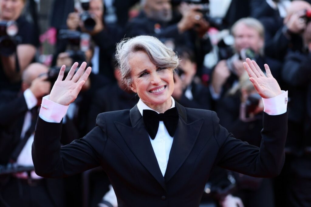 Andy MacDowell presents modern elegance in a Mugler suit paired with Adriana Iglesias and Santoni / Photo Cannes 2025