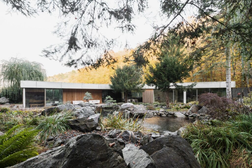 The structure unfolds in a Y-shaped plan, with three distinct wings radiating from a central corridor / Photo via Paulíny Hovorka Architects