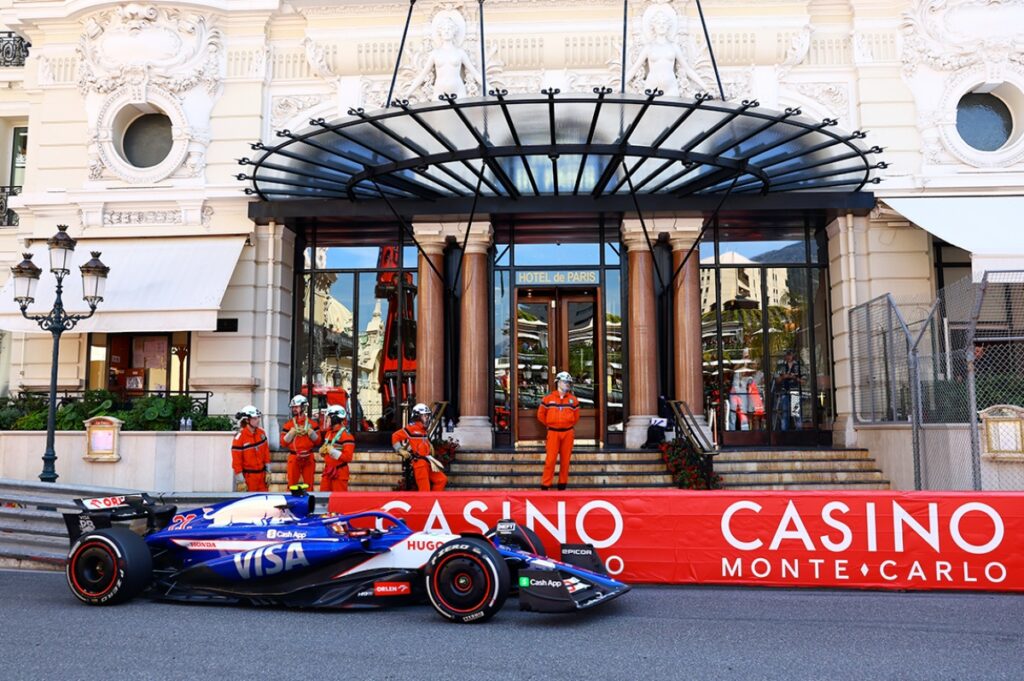 Previously, drivers could manage their tires and wait for an ideal moment to pit just once. Now, they must use at least three different tire sets throughout the race / Photo Monaco Grand Prix