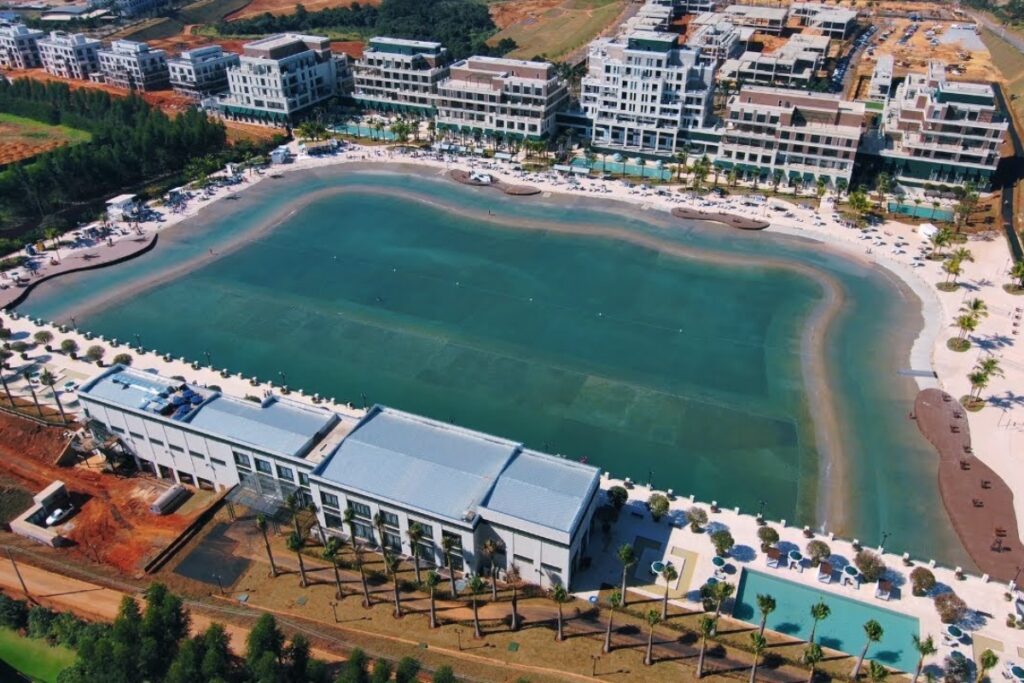 While the surf pool takes center stage, guests can enjoy a wide range of facilities. There are indoor pools, tennis and beach tennis courts, a high-end gym, and a full-service spa. / Photo Boa Vista Surf Lodge