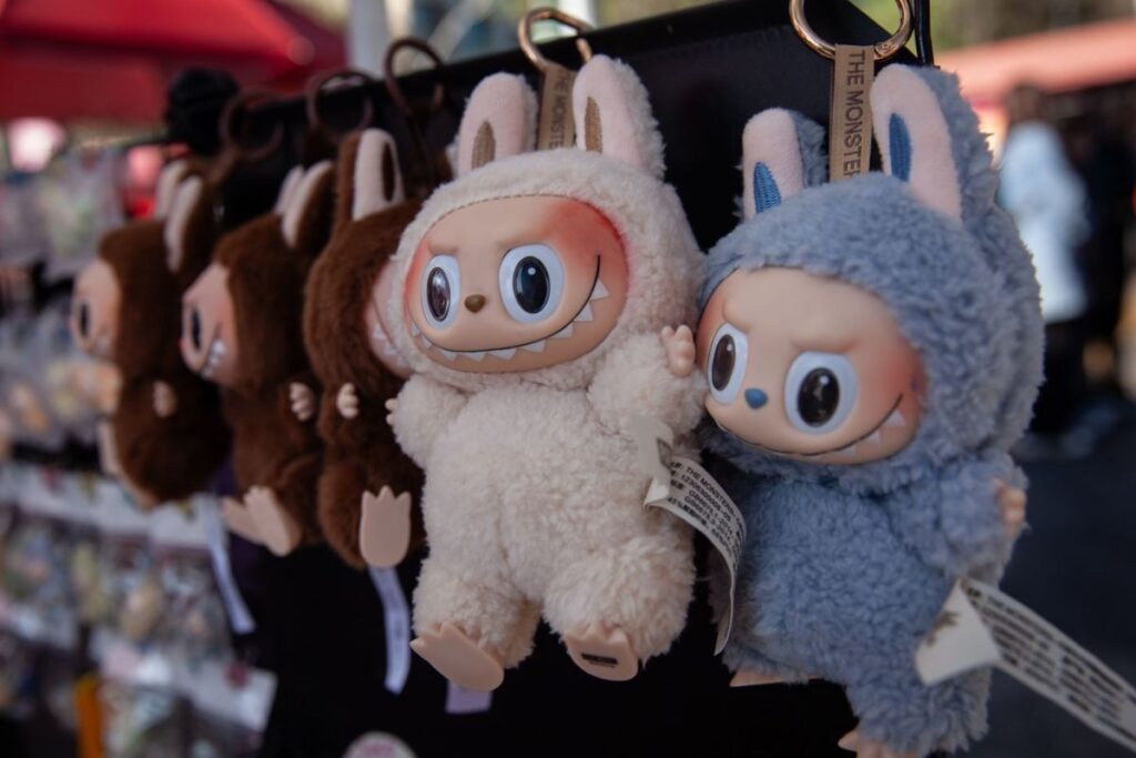 Labubu, created in 2015 by Hong Kong-based artist Kasing Lung, is no ordinary plush toy. With its signature grin of jagged teeth and scruffy charm, it’s instantly recognizable. / Photo Al Diálogo