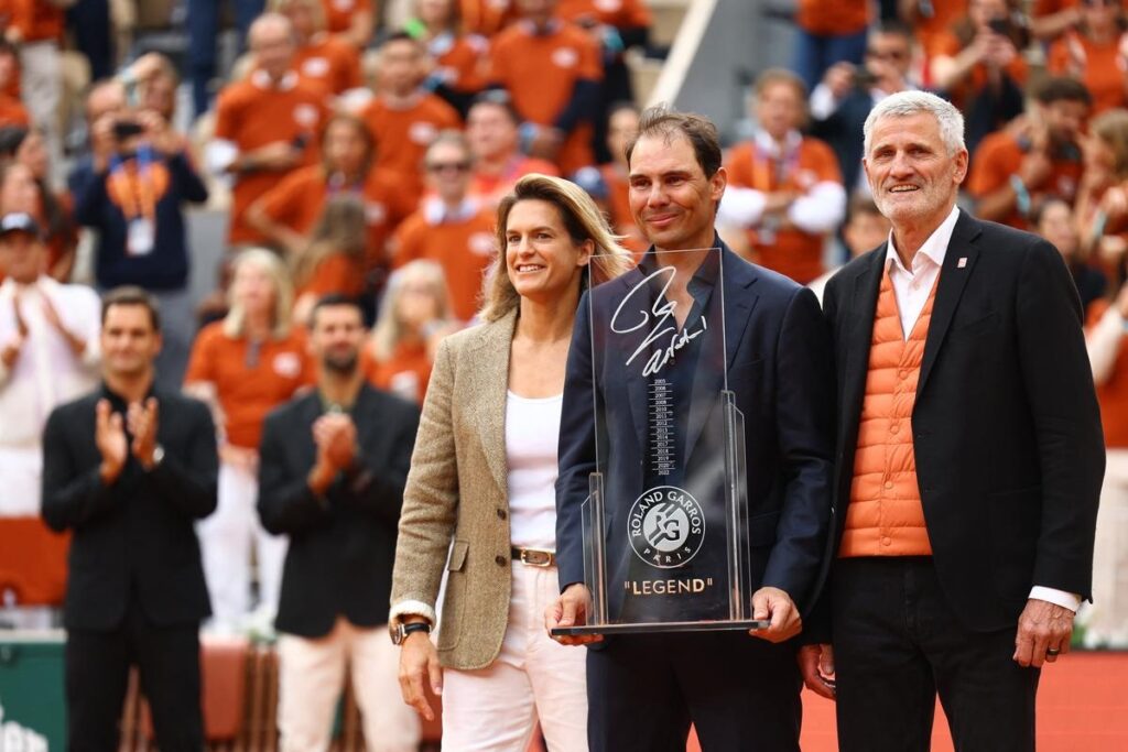 Fans received rust-colored T-shirts bearing the phrase “MERCI RAFA,” matching the hue of the iconic red clay. / Photo Roland Garros
