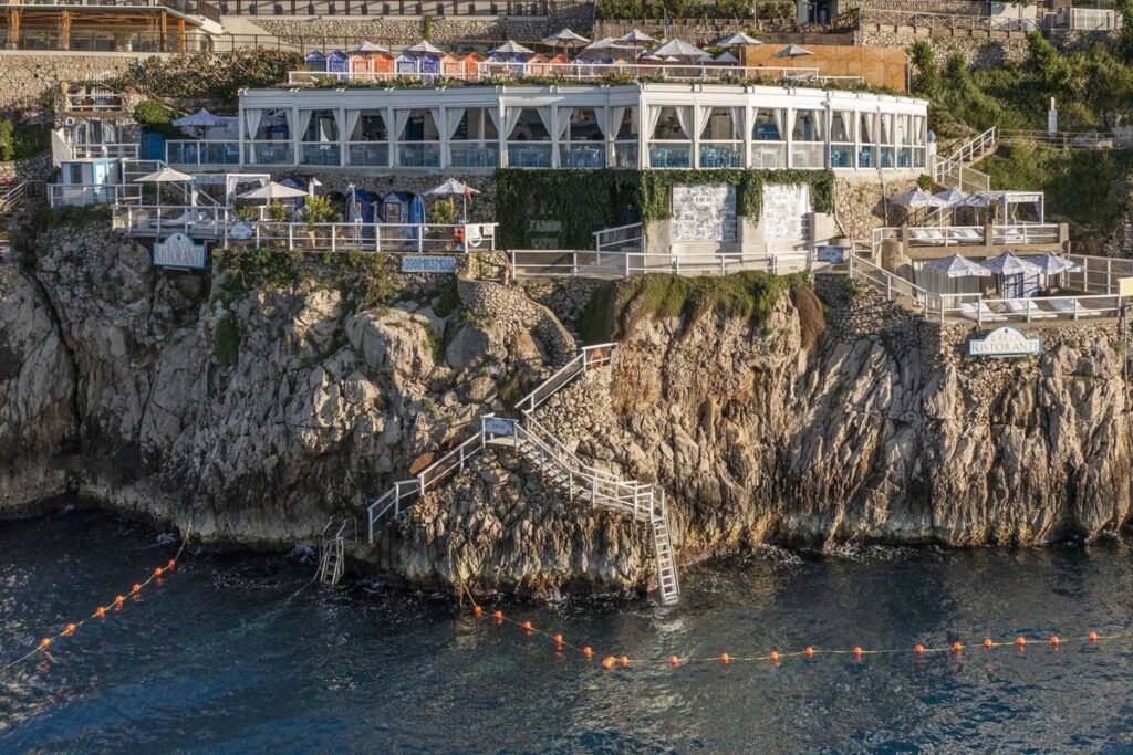 Surrounded by Capri’s cinematic beauty, visitors are immersed in one of the most evocative summer luxury experiences. / Photo Dior