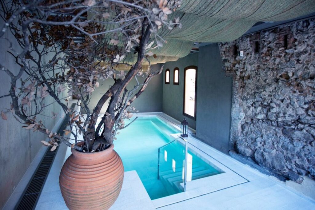 With thermal circuits set in candlelit stone halls, each bath session becomes a deep dive into tranquility and silence. / Photo Mas Salagros