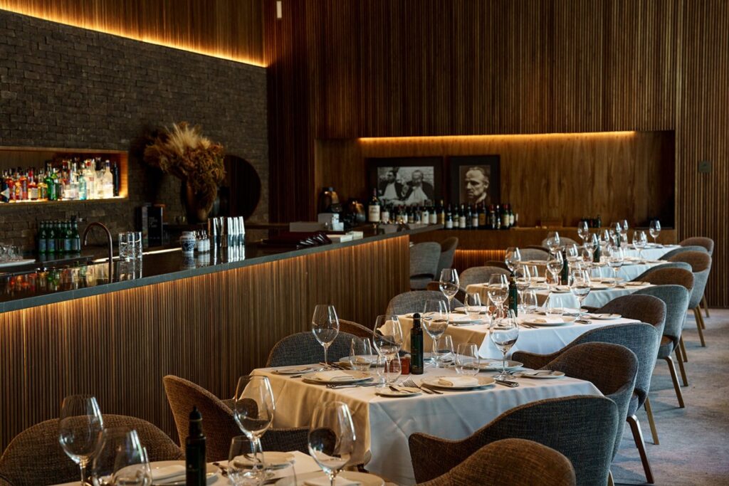 The guest rooms and suites, ranging from 30 to 190 square meters, offer a luxurious haven amid the hustle and bustle of the city / Photo via Hotel Fasano Itaim