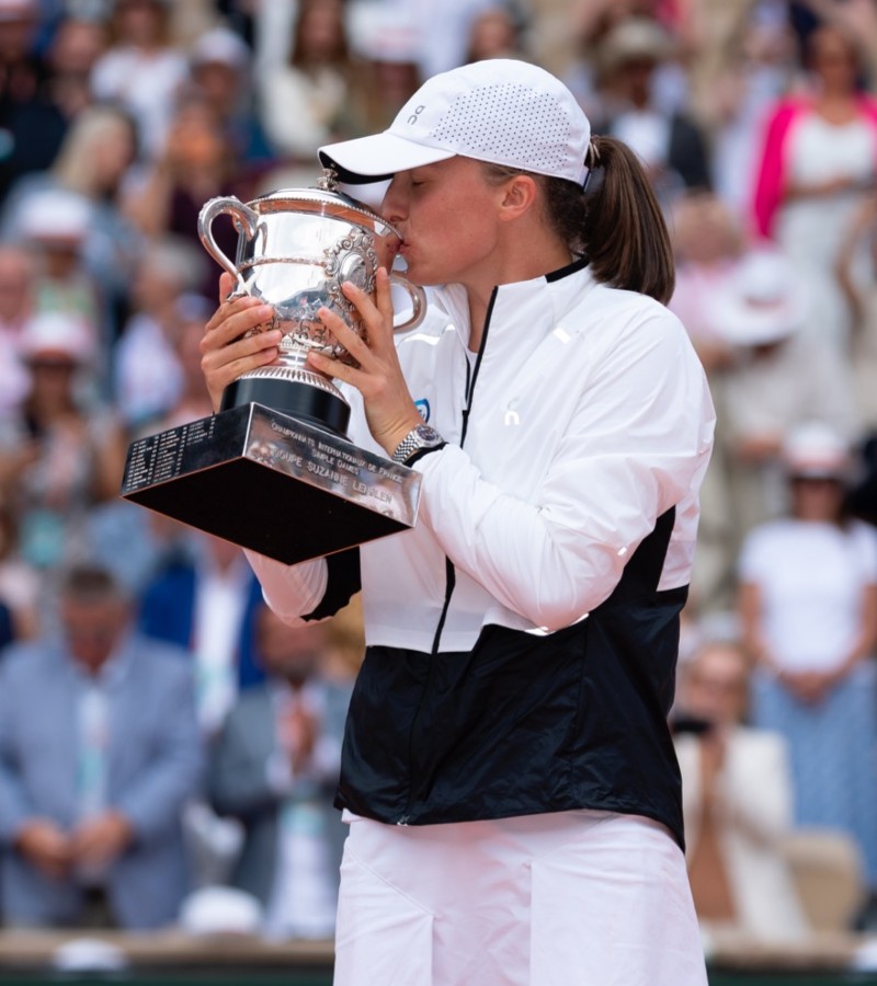In the women’s draw, Iga Swiatek remains the player to beat. Nicknamed the “Queen of Clay”, Swiatek has lifted the Roland Garros trophy in 2020, 2022, 2023, and most recently in 2024 / Photo via Roland-Garros