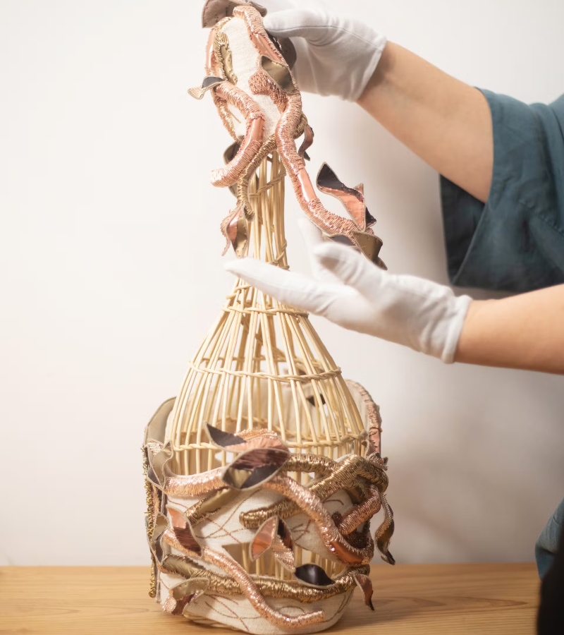 Threads of gold wire taken from bottle muzzles and the delicate pink copper found in champagne caps were transformed into embroidery materials. / Photo Ruinart