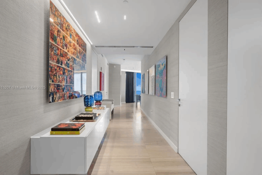 Unit 2500 / Photo Realtor.com