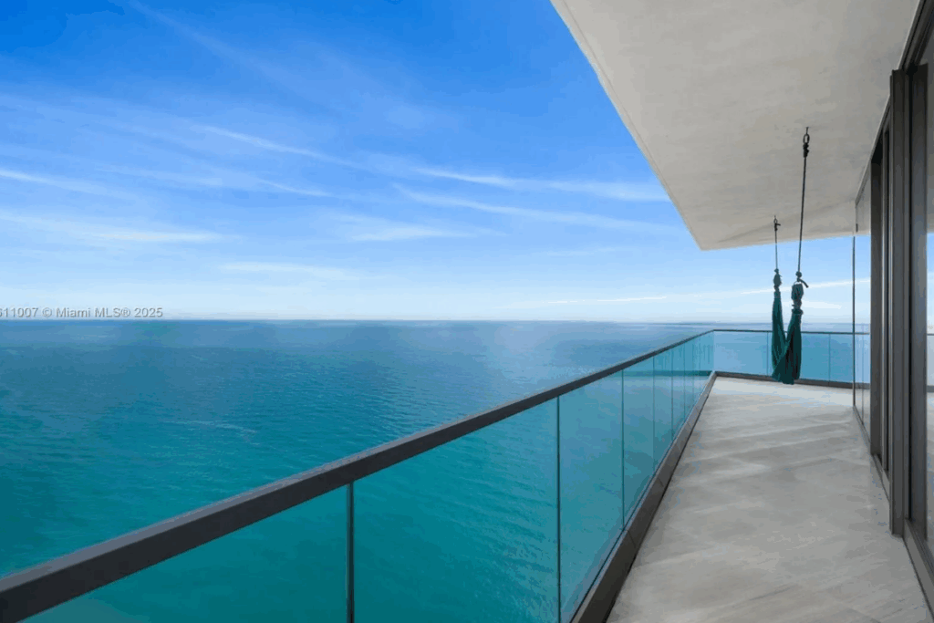 The Unit 2500’s expansive terraces and balconies provide spectacular water views / Photo Realtor.com