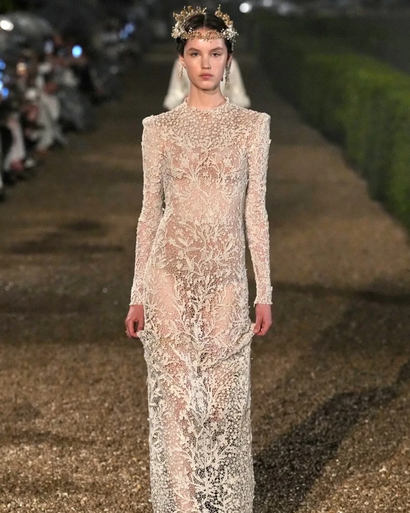 he Dior Cruise 2026 collection was not just a showcase of haute couture garments; it was a sensory experience blending fashion, art, and cinema / Photo via Dior