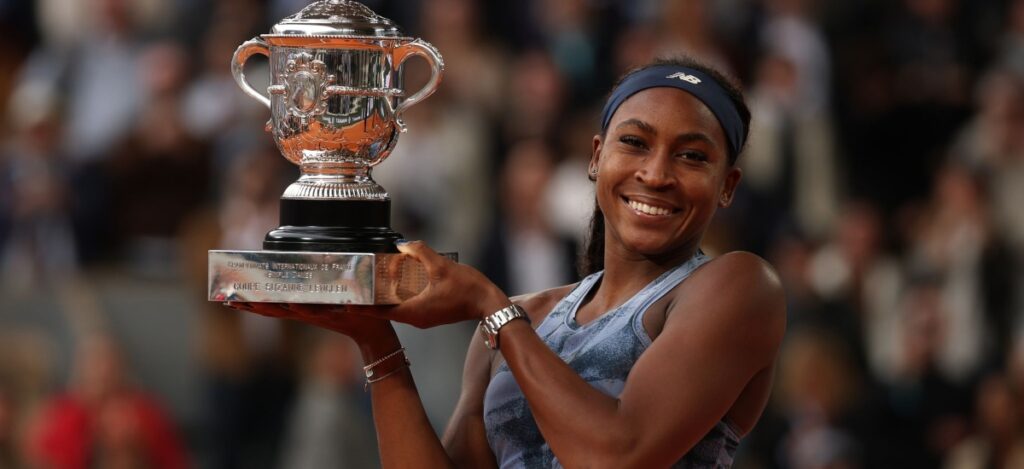 After losing the first set in a tense tiebreak, Gauff stormed back to win 6-7(5), 6-2, 6-4, claiming her first French Open title. / Photo Roland Garros