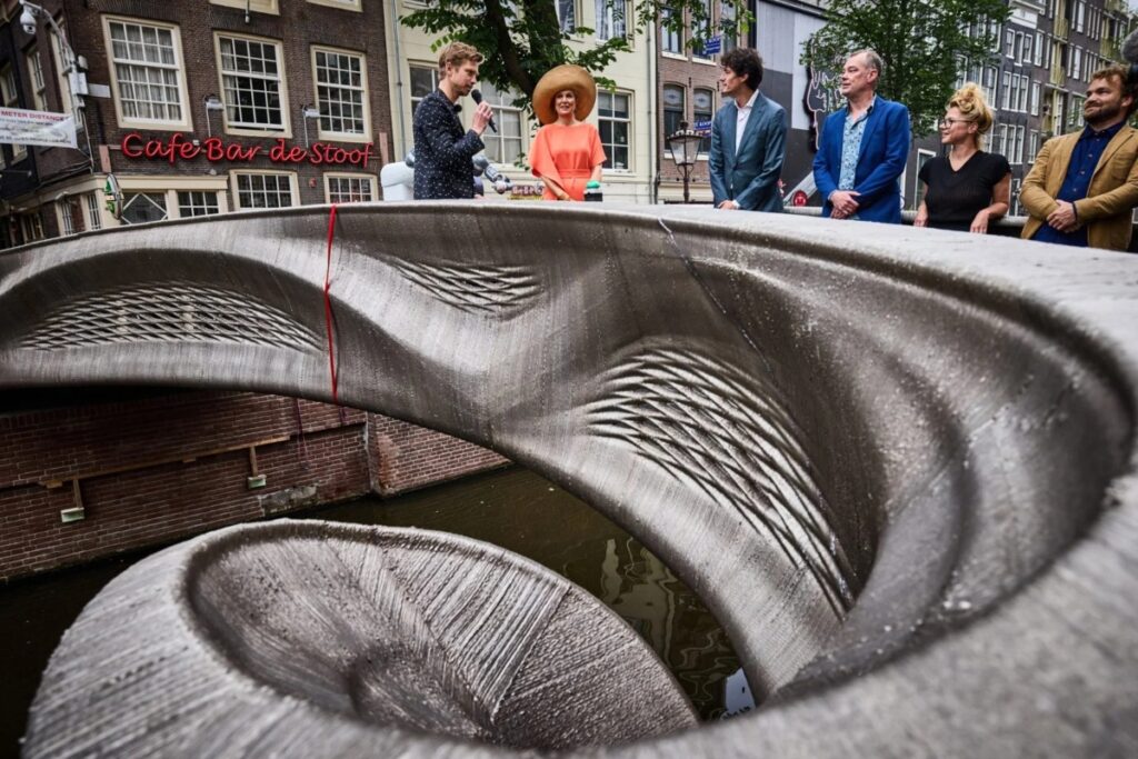The city unveiled the world’s first 3D-printed steel bridge in 2021, a fluid structure spanning 12 meters across the Oudezijds Achterburgwal canal. / Photo mx3d