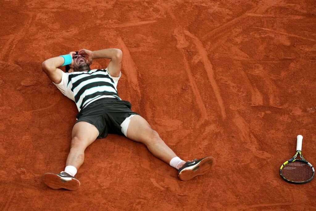 Alcaraz missed his initial break chances. Sinner took the lead, exploiting errors from the Spaniard’s backhand side. / Photo Roland Garros