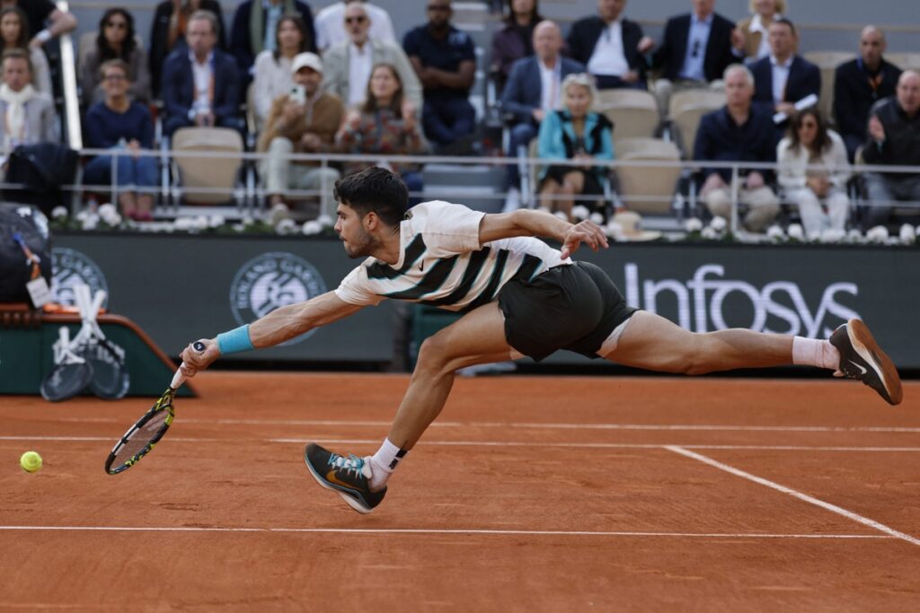 When Alcaraz was serving for the match, Sinner struck back again, showing no signs of fading. From 5-3 to 5-6, the fifth set remained a dogfight. / Photo Roland Garros