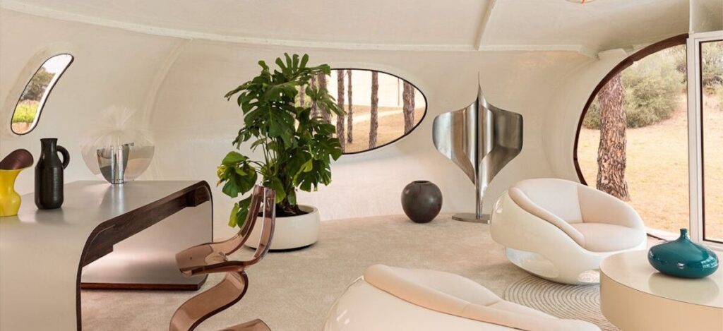 Brad Pitt has once again surprised the design world by acquiring one of the most unusual architectural gems: the Xasteros House / Photo via Nikolaos Xasteros