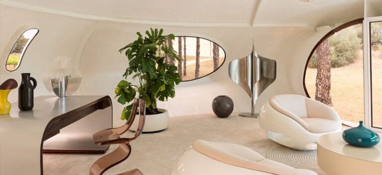 Brad Pitt has once again surprised the design world by acquiring one of the most unusual architectural gems: the Xasteros House / Photo via Nikolaos Xasteros