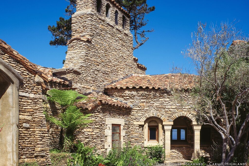 Designed in 1918 by Charles Greene, this Mediterranean-style villa carved into the cliffs of California features tiled interiors and panoramic ocean views / Photo via Charles Greene