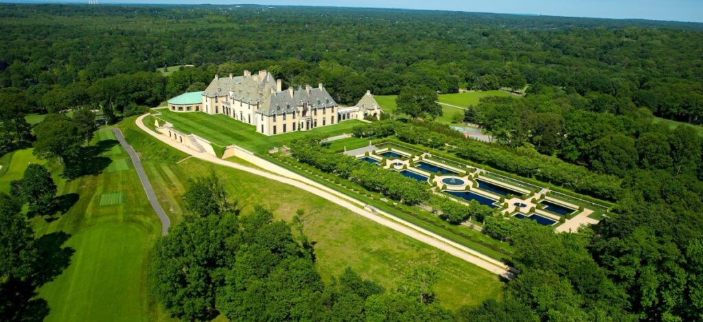 Around the grounds, the famed Olmsted Brothers landscaping includes formal sunken gardens / Photo via Oheka Castle