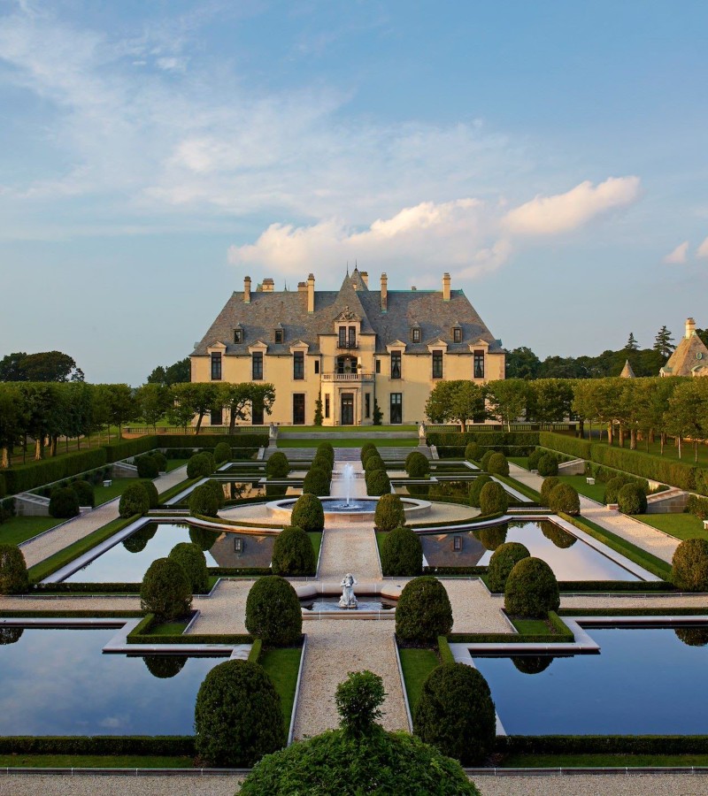 castle’s 32 guest rooms and bespoke suites—including themed “Gatsby” and “Olmsted” accommodations—combine vintage elegance with modern comfort / Photo via Oheka Castle